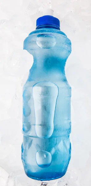一瓶矿泉水在冰块上 — 图库照片