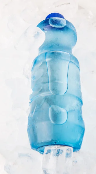 Eine Flasche Mineralwasser Auf Eiswürfeln — Stockfoto