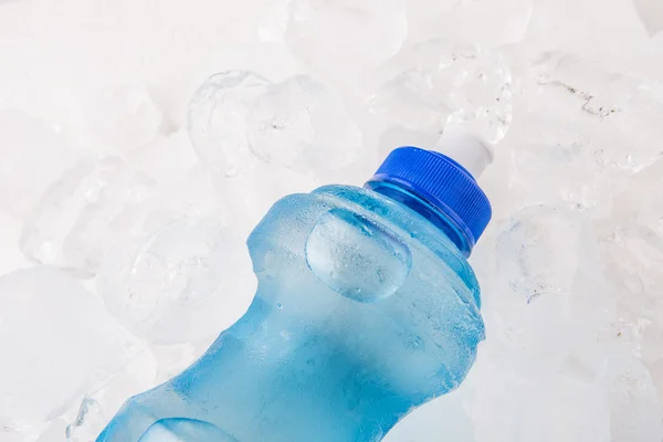 Una Botella Agua Mineral Cubos Hielo —  Fotos de Stock