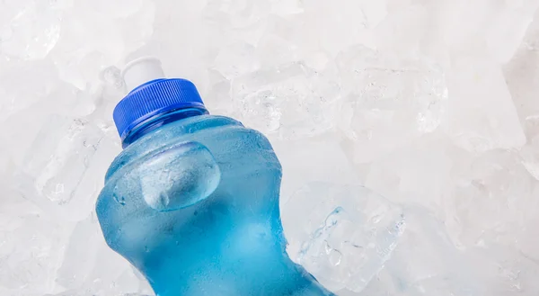 Una Botella Agua Mineral Cubos Hielo —  Fotos de Stock