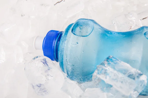 Acqua minerale e ghiaccio — Foto Stock