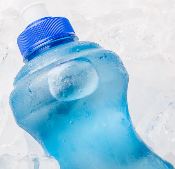 Agua mineral y hielo —  Fotos de Stock
