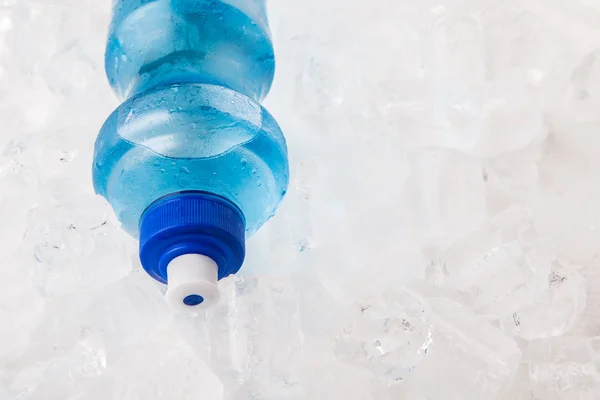 Una Botella Agua Mineral Cubos Hielo —  Fotos de Stock