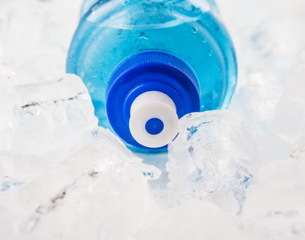 Eine Flasche Mineralwasser Auf Eiswürfeln — Stockfoto