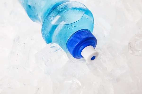 Een Fles Mineraalwater Ijsblokjes — Stockfoto