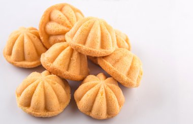 Kuih bahulu, Malay tatlı yumurta sünger kek beyaz arka plan üzerinde