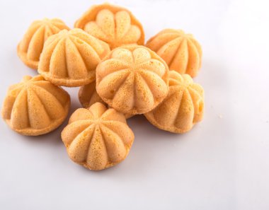 Kuih bahulu, Malay tatlı yumurta sünger kek beyaz arka plan üzerinde