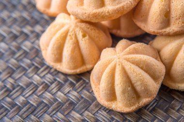 Kuih bahulu, Malay tatlı yumurta pandispanya hasır mat