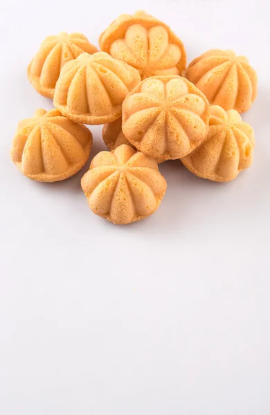 Kuih Bahulu 白い背景の上のマレーの甘い卵スポンジ マフィン — ストック写真