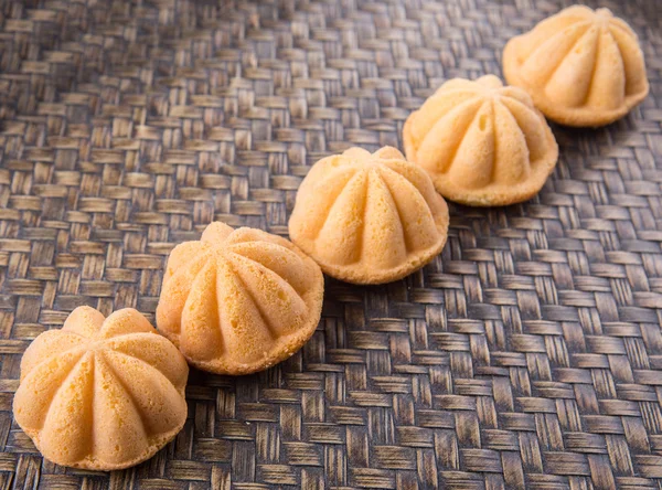 Kuih Bahulu på Wicker matta — Stockfoto