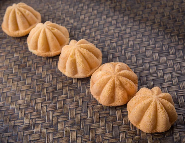 Kuih Bahulu på Wicker matta — Stockfoto