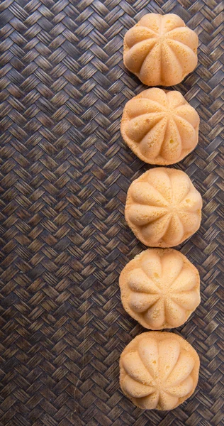 Kuih Bahulu 籐マットの上のマレーの甘い卵スポンジ ケーキ — ストック写真
