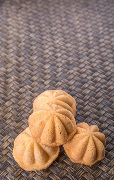 Kuih Bahulu på Wicker matta — Stockfoto