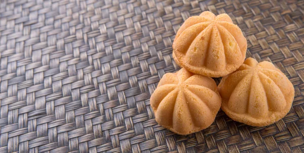 Kuih Bahulu 籐マットの上のマレーの甘い卵スポンジ ケーキ — ストック写真