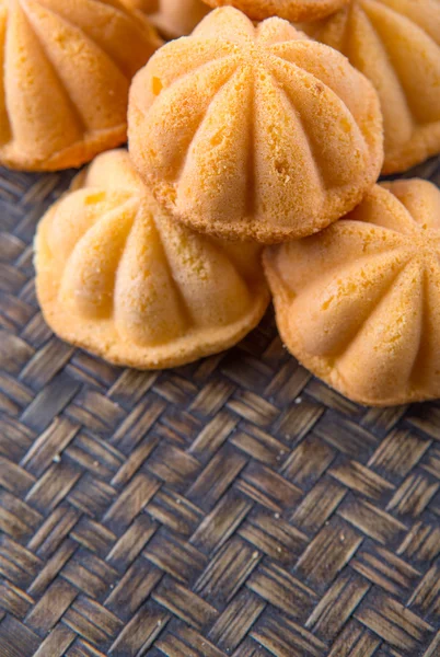 Kuih Bahulu Ein Malaiisch Süßer Biskuitkuchen Auf Weidenmatte — Stockfoto