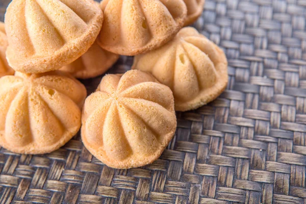 Kuih Bahulu Ein Malaiisch Süßer Biskuitkuchen Auf Weidenmatte — Stockfoto