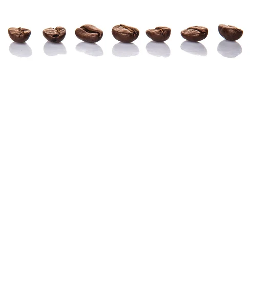烤的咖啡豆在白色背景 — 图库照片