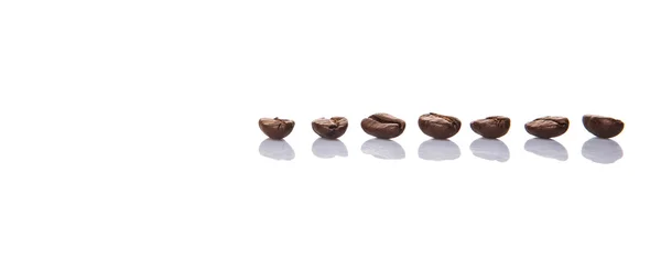 白い背景の上にローストのコーヒー豆 — ストック写真