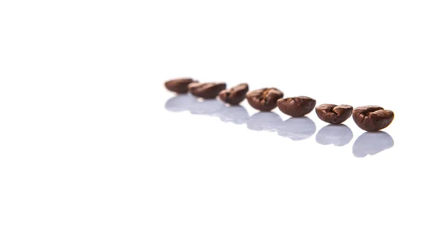 烤的咖啡豆在白色背景 — 图库照片