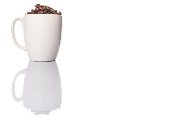 白いマグカップでコーヒー豆の焙煎 — ストック写真