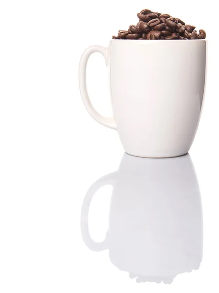 マグカップでコーヒー豆 — ストック写真