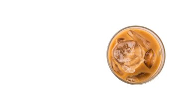 Beyaz arka plan üzerine bir bardak buzlu kahve