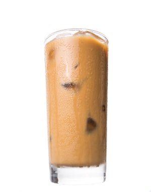 Beyaz arka plan üzerine bir bardak buzlu kahve