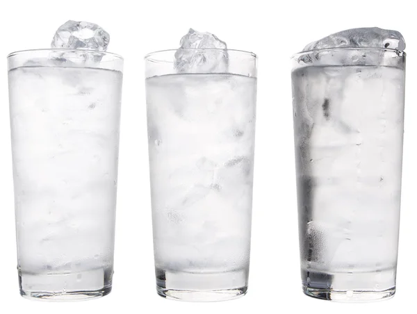 Acqua normale con cubetti di ghiaccio — Foto Stock