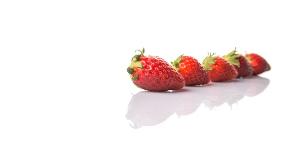 Erdbeeren Auf Weißem Hintergrund — Stockfoto