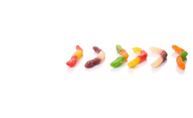 Beyaz arka plan üzerinde renkli şeker jöleli şeker strip