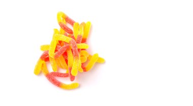 Beyaz arka plan üzerinde kırmızı ve sarı şeker jöleli şeker strip