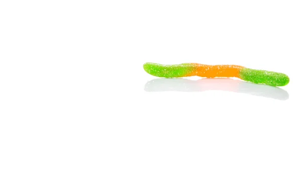 Grüne Und Orangefarbene Zuckergelee Bonbonstreifen Auf Weißem Hintergrund — Stockfoto