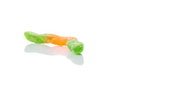 Yeşil Turuncu Beyaz Arka Plan Üzerinde Jöleli Şeker Strip Şeker — Stok fotoğraf
