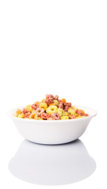 Renkli meyve aromalı döngüler şeklinde tahıl bir beyaz kase üzerinde arka plan beyaz