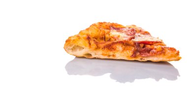 Sucuklu ve peynirli pizza beyaz arka plan üzerinde