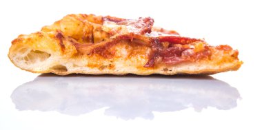 Sucuklu ve peynirli pizza beyaz arka plan üzerinde