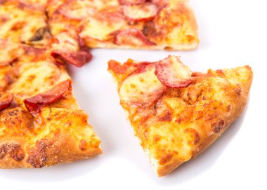 Sucuklu ve peynirli pizza beyaz arka plan üzerinde