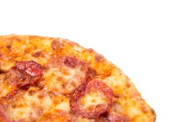 Sucuklu ve peynirli pizza beyaz arka plan üzerinde