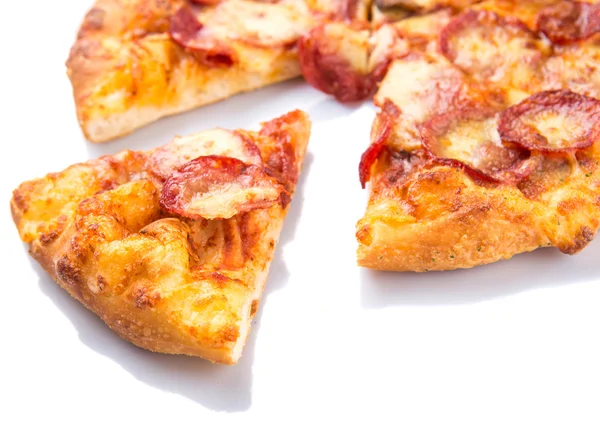 Pizza al salame piccante e formaggio — Foto Stock