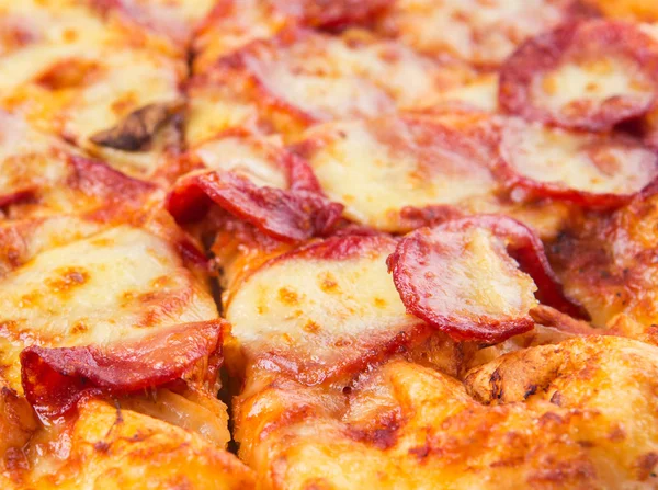 Vista Vicino Della Pizza Con Salame Piccante Formaggio — Foto Stock