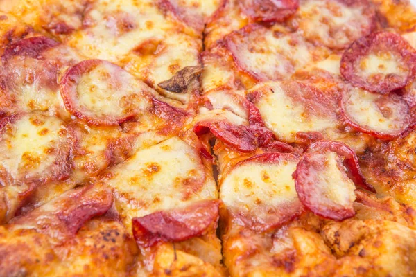 Pizza al salame piccante e formaggio — Foto Stock