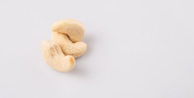 Beyaz arka plan üzerinde ham kaju fıstığı