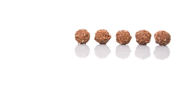 Schokoladenkugeln Mit Nüssen Vor Weißem Hintergrund — Stockfoto