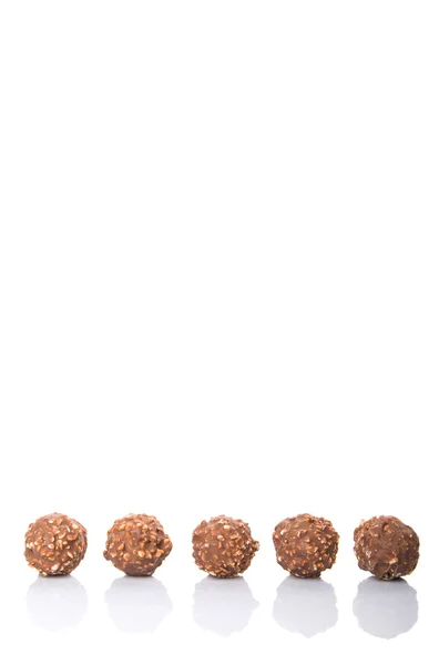Schokoladenkugeln Mit Nüssen Vor Weißem Hintergrund — Stockfoto