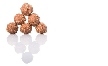 Beyaz arka plan üzerinde Fındıklı çikolata topları