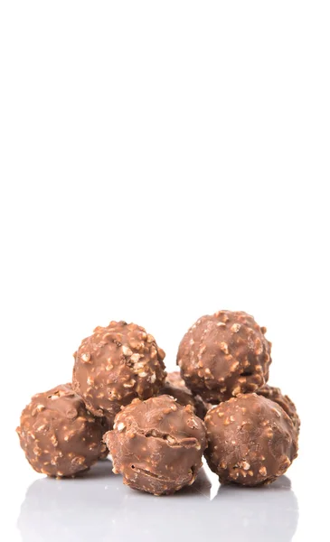 Chokladbollar Med Nötter Över Vit Bakgrund — Stockfoto