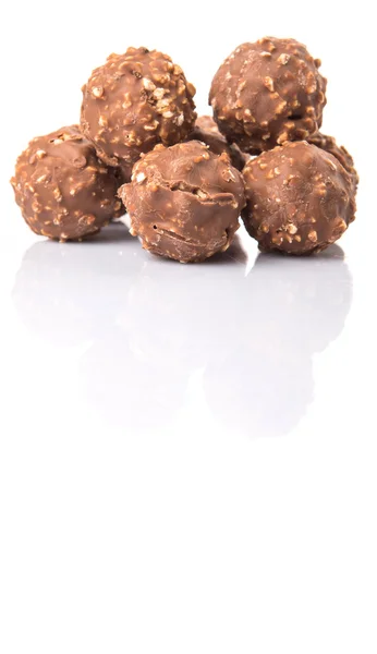 Bolas Chocolate Con Nueces Sobre Fondo Blanco — Foto de Stock