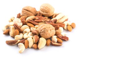 Beyaz arka plan üzerinde mutfak fındık karışımı