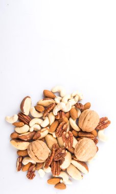 Beyaz arka plan üzerinde mutfak fındık karışımı