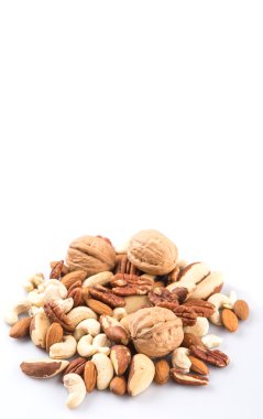 Beyaz arka plan üzerinde mutfak fındık karışımı